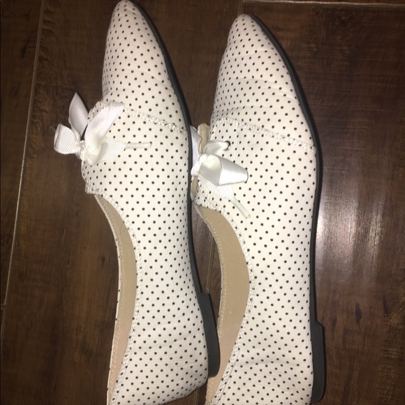 Restricted white polka dot lace ups - Picture 3 of 6